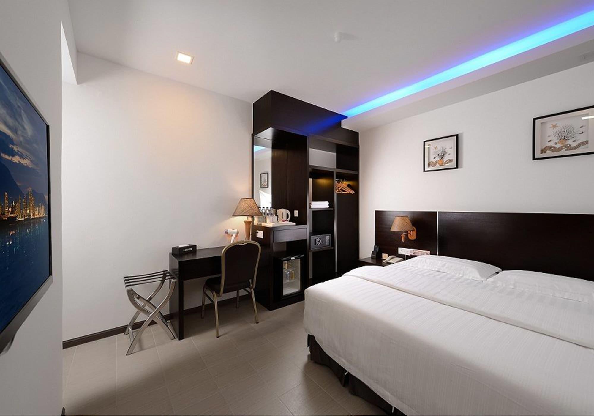 E-Red Hotel Bandar Perda Букит-Мертаджам Экстерьер фото