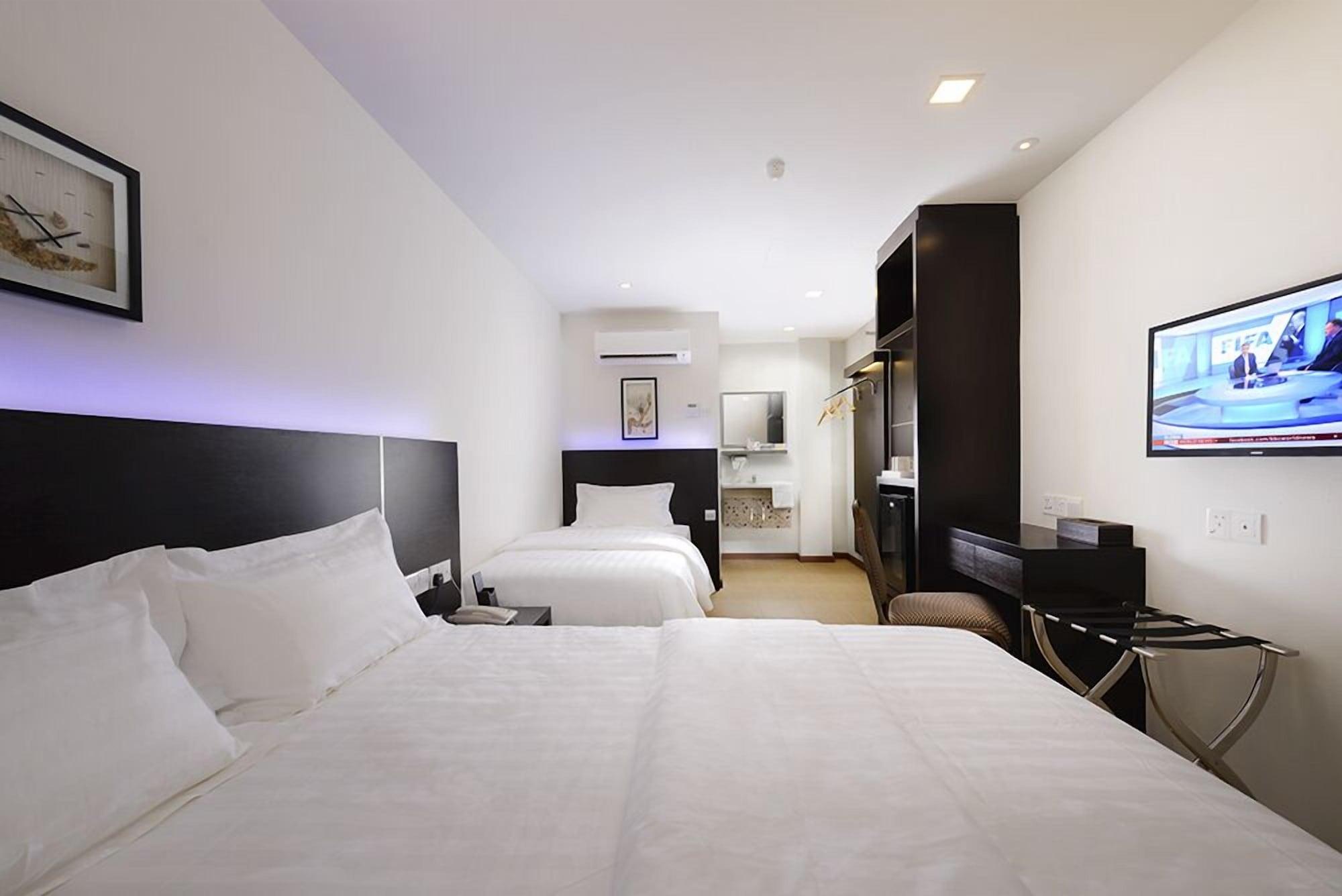E-Red Hotel Bandar Perda Букит-Мертаджам Экстерьер фото