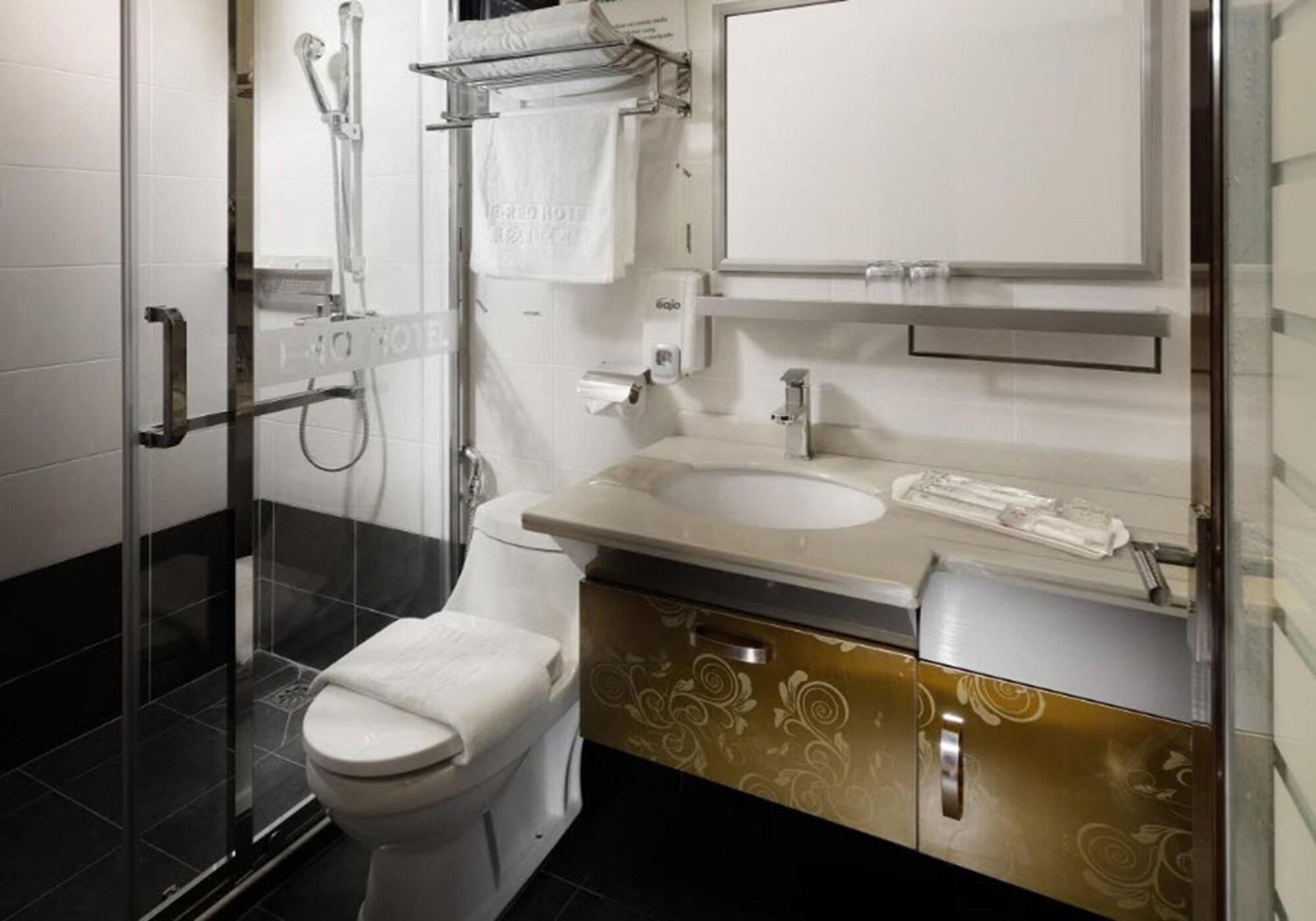 E-Red Hotel Bandar Perda Букит-Мертаджам Экстерьер фото