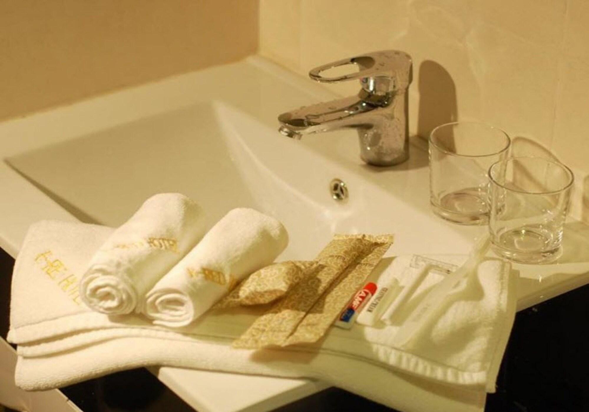 E-Red Hotel Bandar Perda Букит-Мертаджам Экстерьер фото