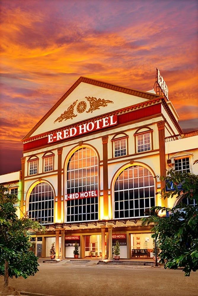 E-Red Hotel Bandar Perda Букит-Мертаджам Экстерьер фото