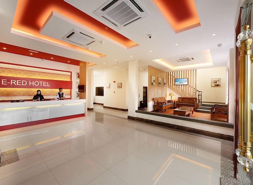 E-Red Hotel Bandar Perda Букит-Мертаджам Экстерьер фото