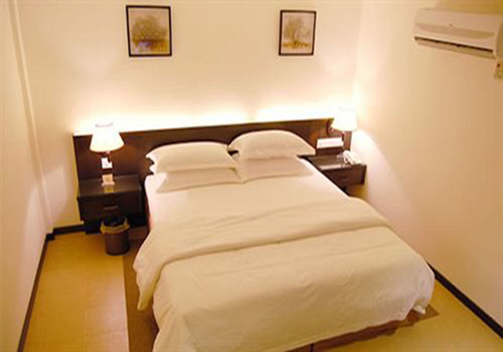 E-Red Hotel Bandar Perda Букит-Мертаджам Экстерьер фото