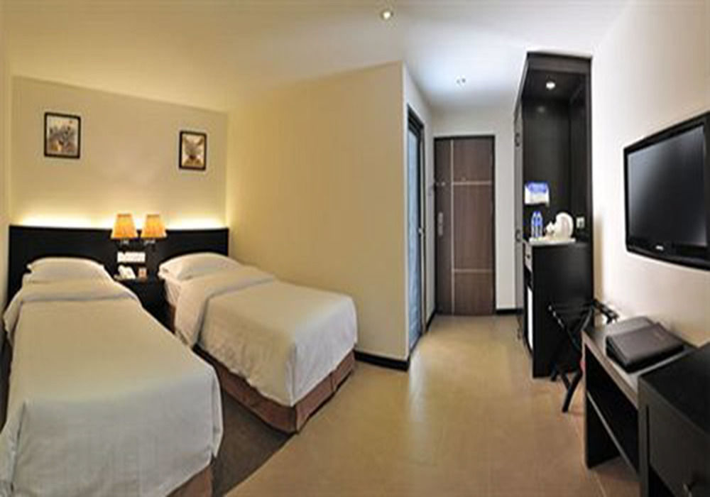 E-Red Hotel Bandar Perda Букит-Мертаджам Экстерьер фото