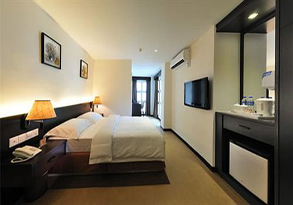 E-Red Hotel Bandar Perda Букит-Мертаджам Экстерьер фото