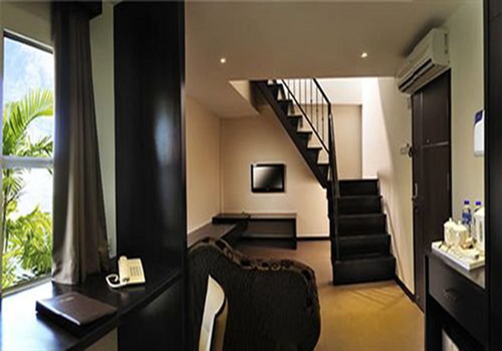 E-Red Hotel Bandar Perda Букит-Мертаджам Экстерьер фото