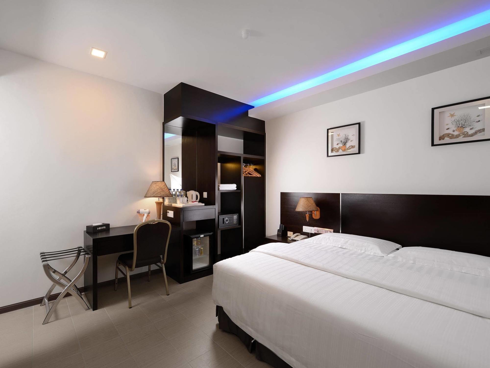 E-Red Hotel Bandar Perda Букит-Мертаджам Экстерьер фото